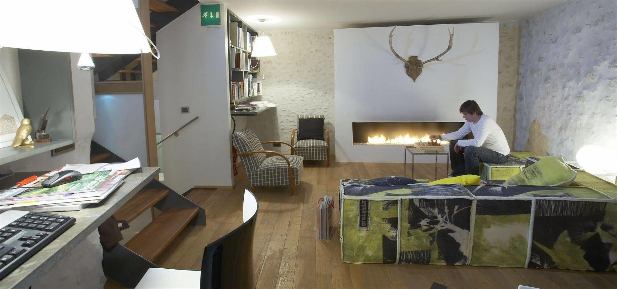 Design Hotel Des Francs Garcons Saint-Sauvant  Exterior foto
